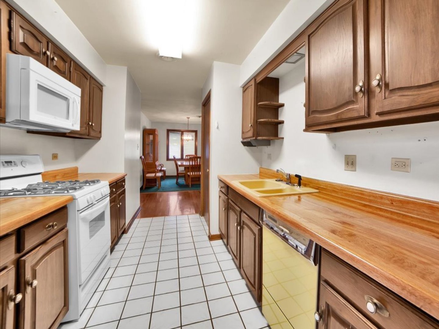 1102 E Ardyce Lane, Mount Prospect, IL 60056