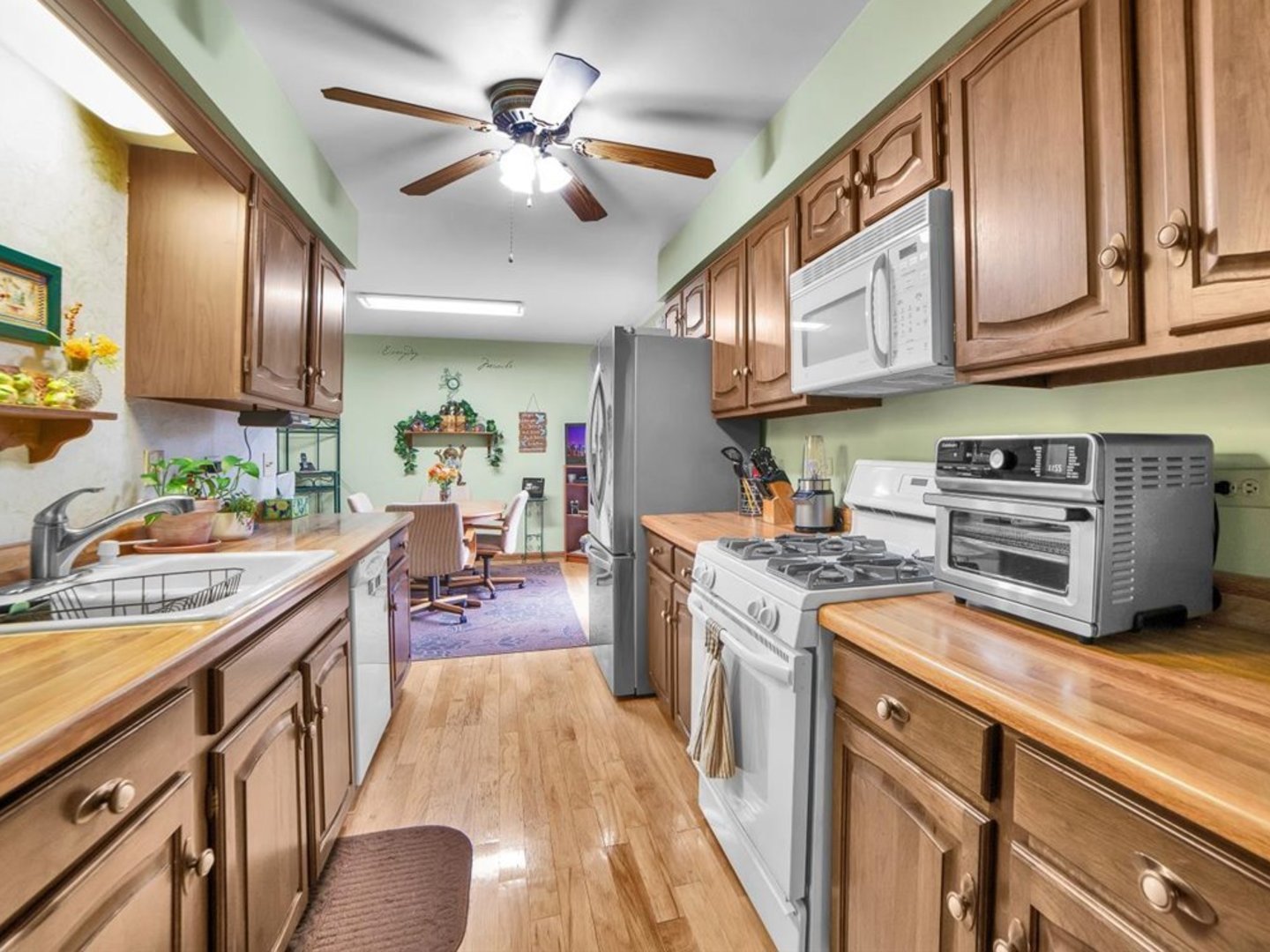 1102 E Ardyce Lane, Mount Prospect, IL 60056