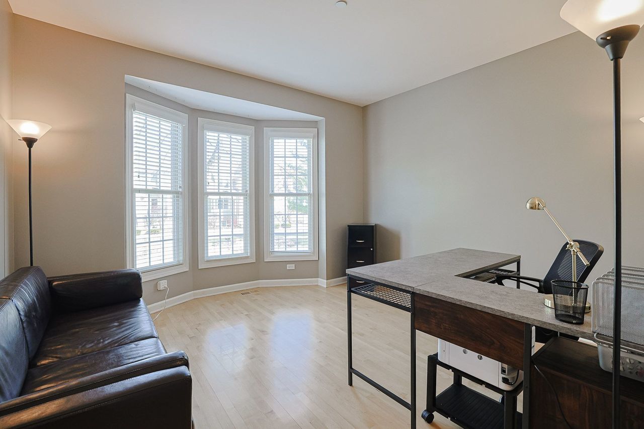 1909 Lynn Circle, Libertyville, IL 60048