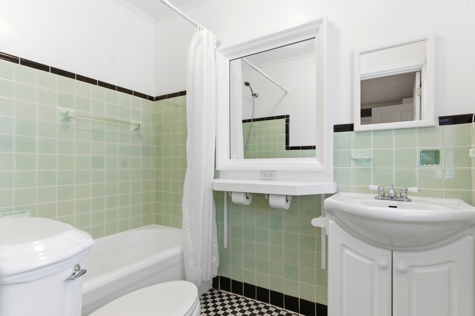 700 Broadway Avenue, Crystal Lake, IL 60014