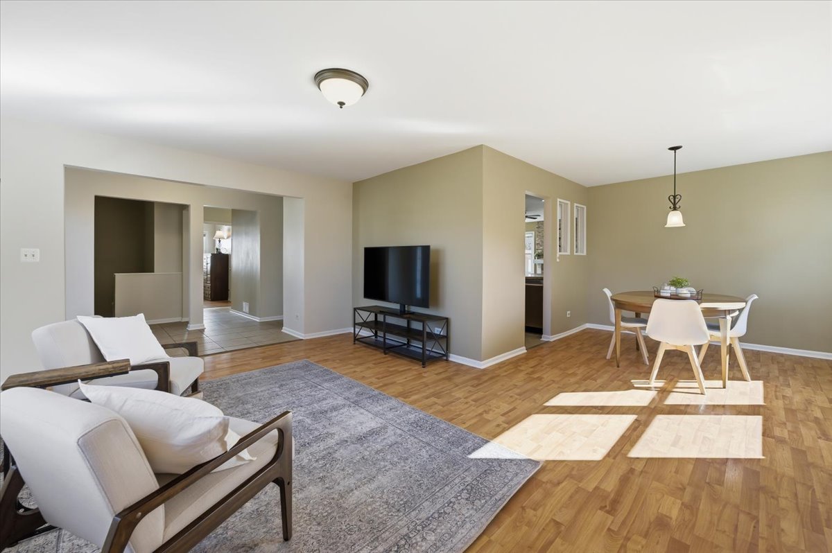 155 Surrey Drive, Carol Stream, IL 60188