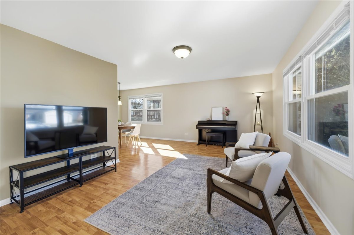 155 Surrey Drive, Carol Stream, IL 60188