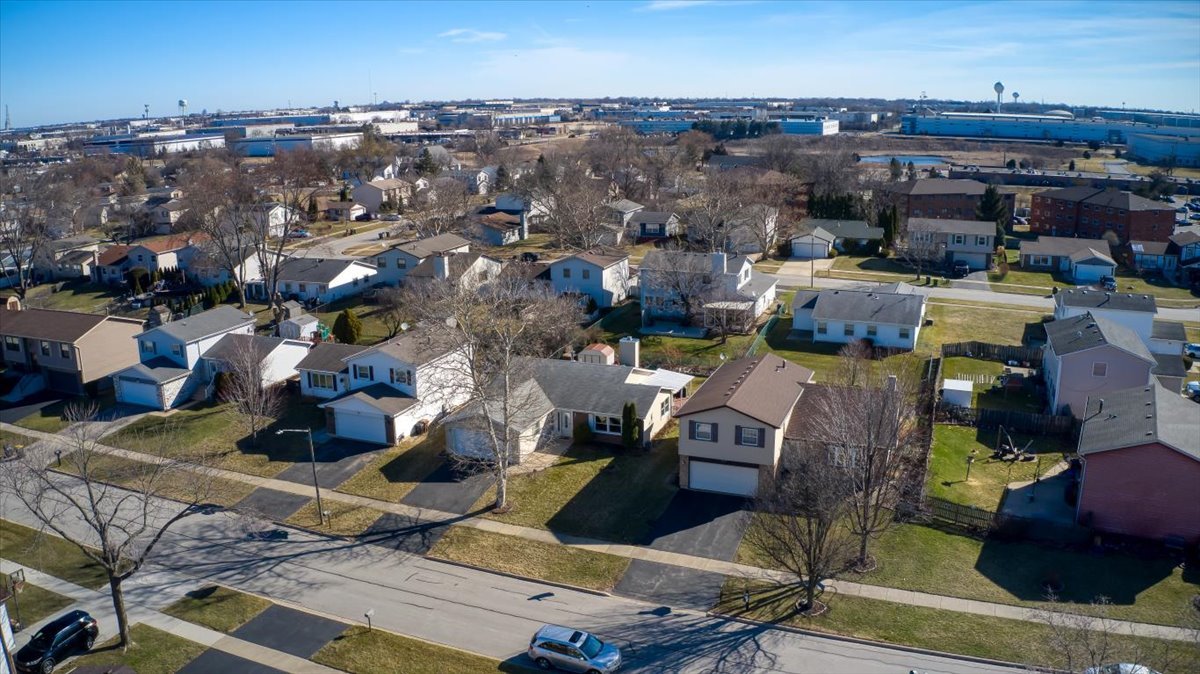 155 Surrey Drive, Carol Stream, IL 60188