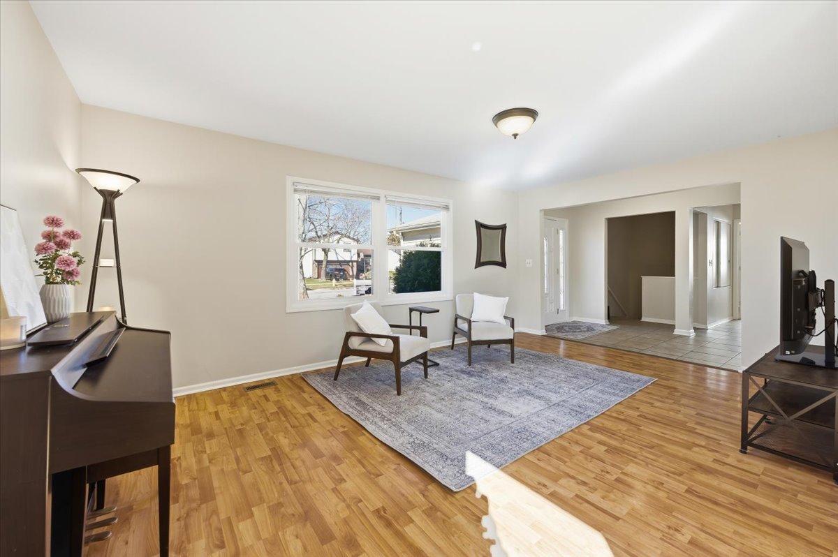 155 Surrey Drive, Carol Stream, IL 60188