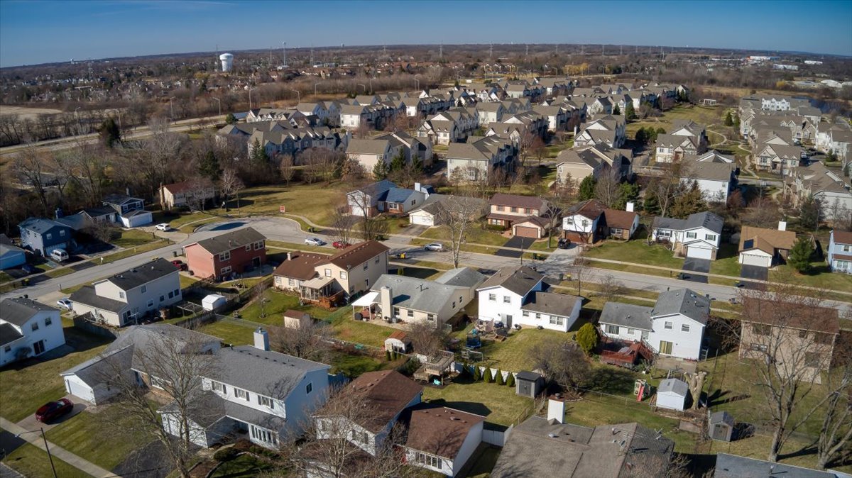 155 Surrey Drive, Carol Stream, IL 60188