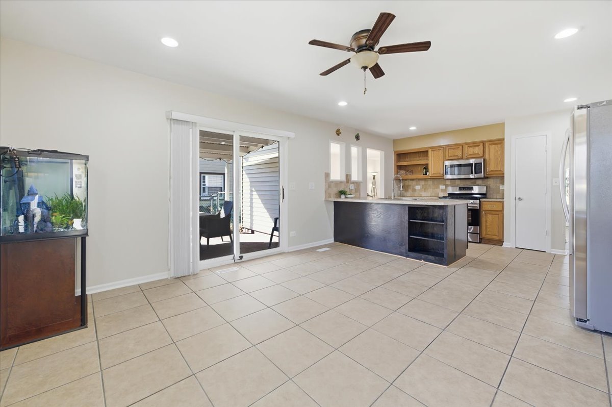 155 Surrey Drive, Carol Stream, IL 60188