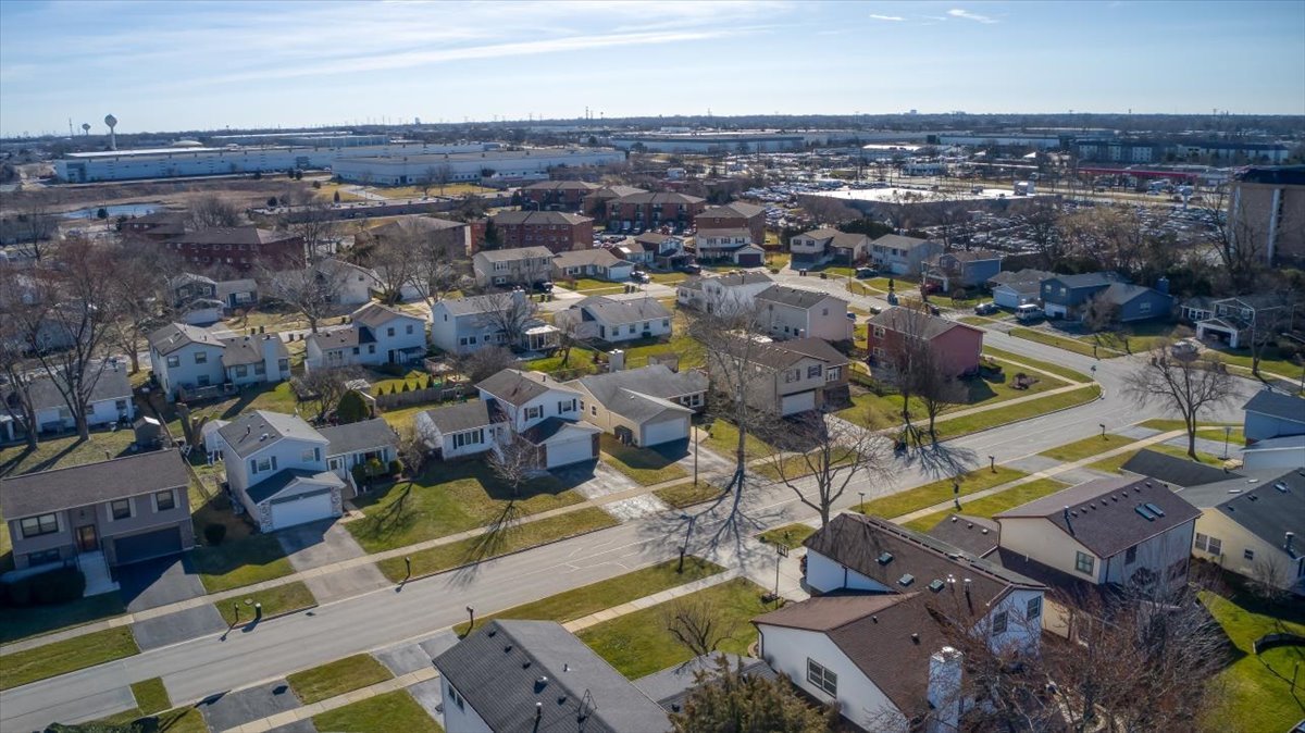 155 Surrey Drive, Carol Stream, IL 60188