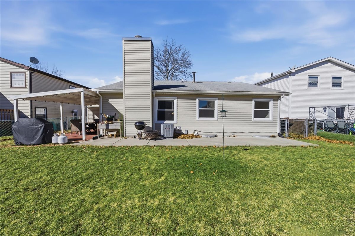 155 Surrey Drive, Carol Stream, IL 60188