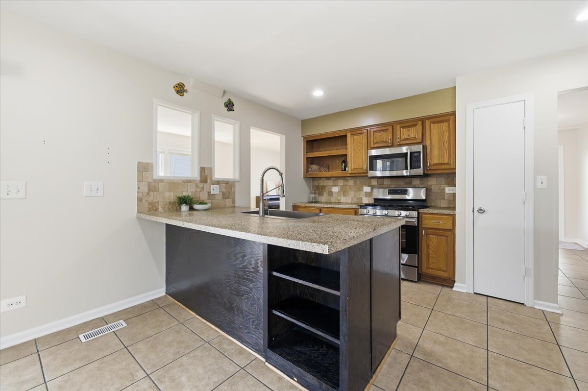 155 Surrey Drive, Carol Stream, IL 60188