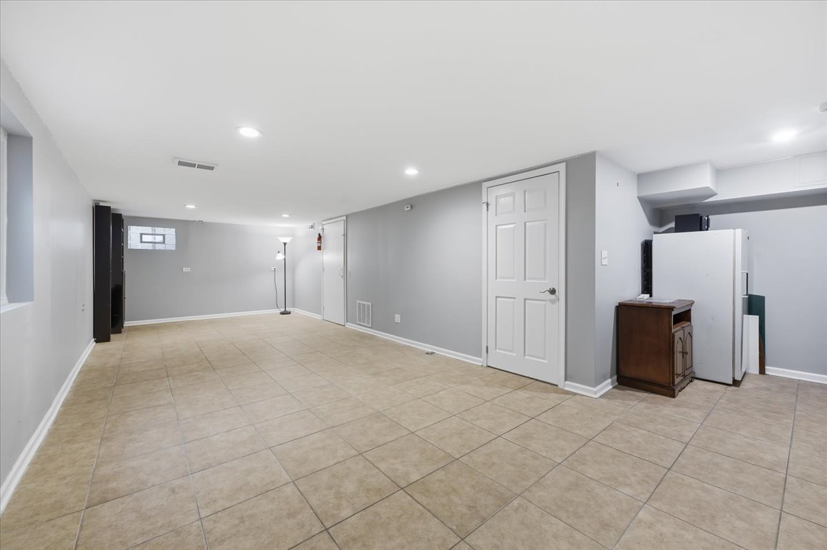 155 Surrey Drive, Carol Stream, IL 60188