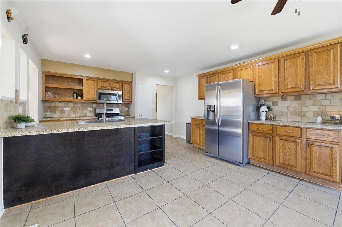 155 Surrey Drive, Carol Stream, IL 60188