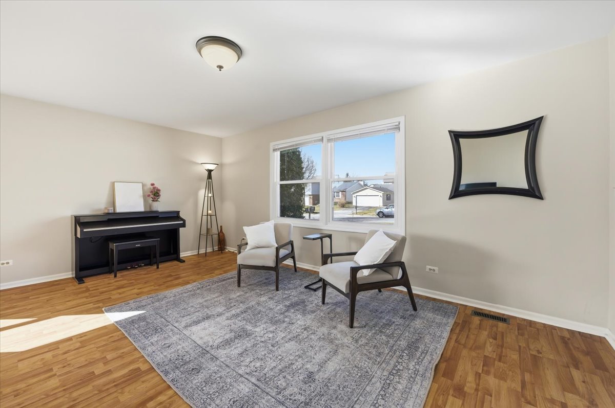 155 Surrey Drive, Carol Stream, IL 60188