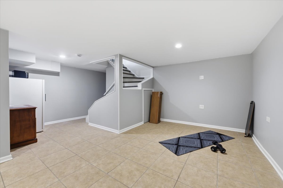 155 Surrey Drive, Carol Stream, IL 60188