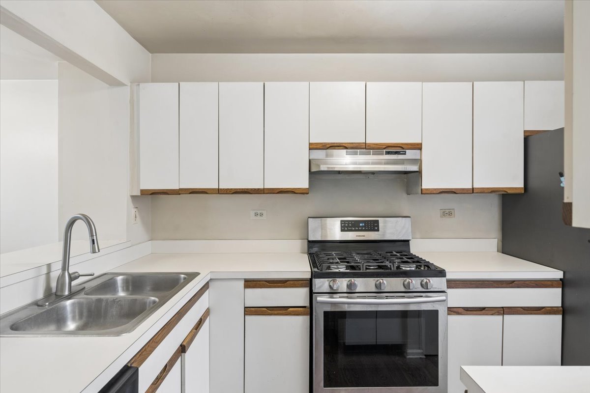 1530 Apple Grove Lane, Westmont, IL 60559