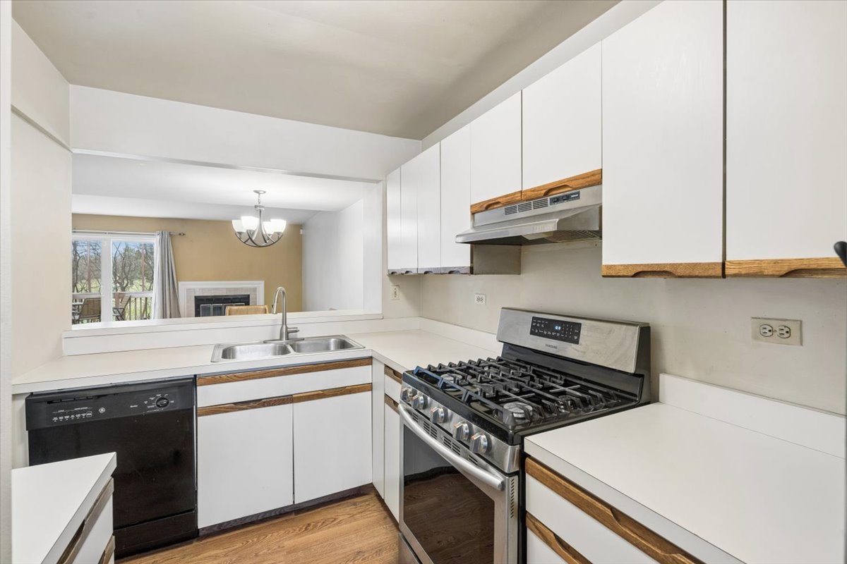 1530 Apple Grove Lane, Westmont, IL 60559