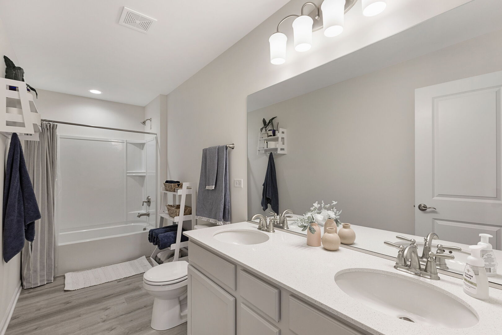 2555 Leander Court, Woodridge, IL 60517