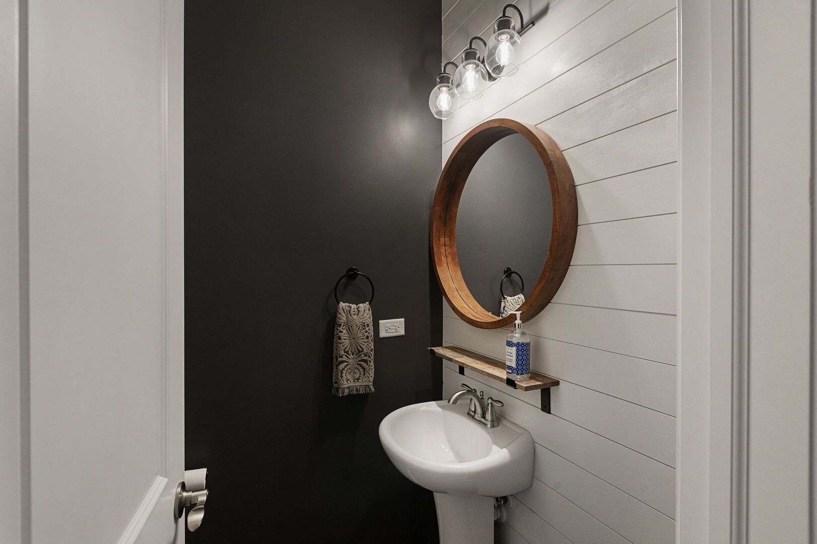 2555 Leander Court, Woodridge, IL 60517