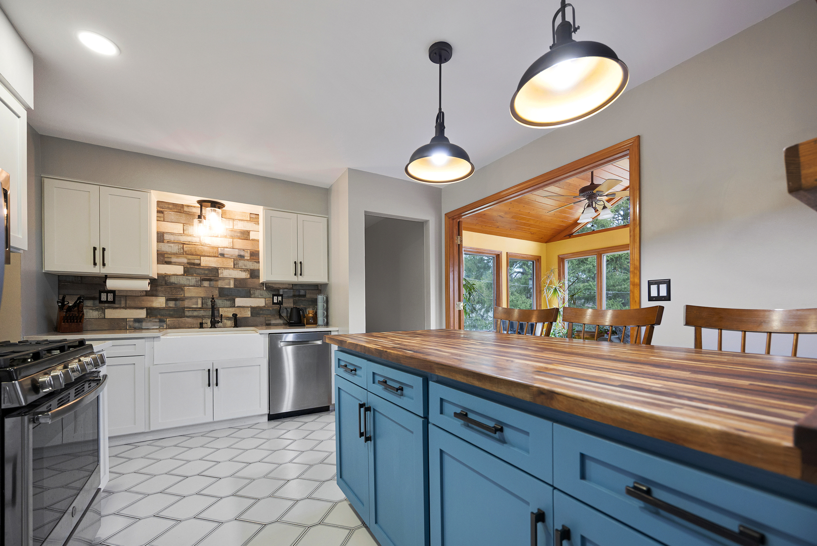 145 Concord Avenue, South Elgin, IL 60177