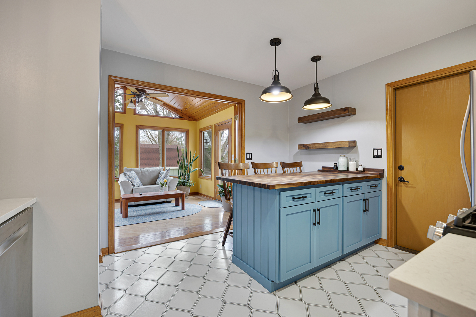 145 Concord Avenue, South Elgin, IL 60177