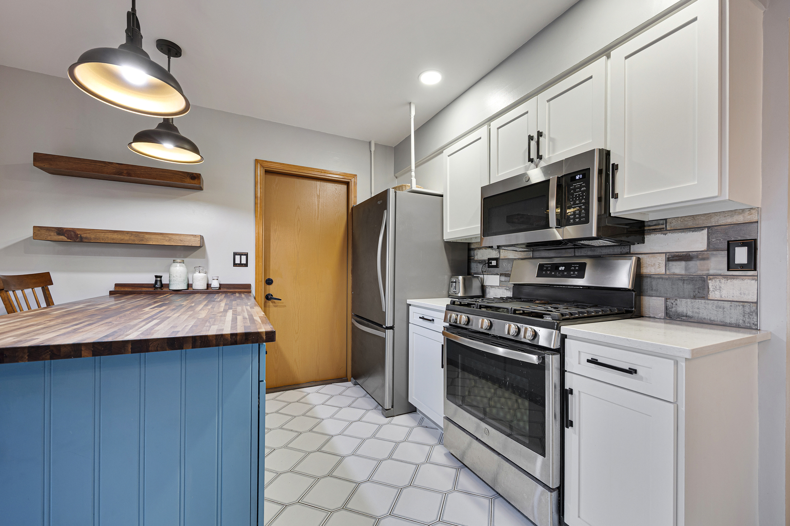 145 Concord Avenue, South Elgin, IL 60177