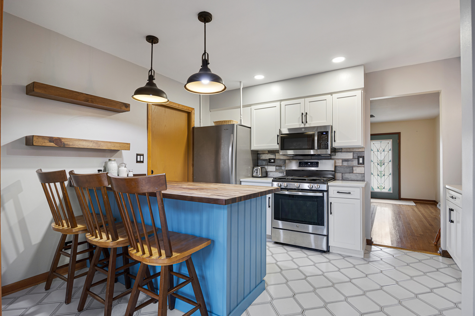 145 Concord Avenue, South Elgin, IL 60177