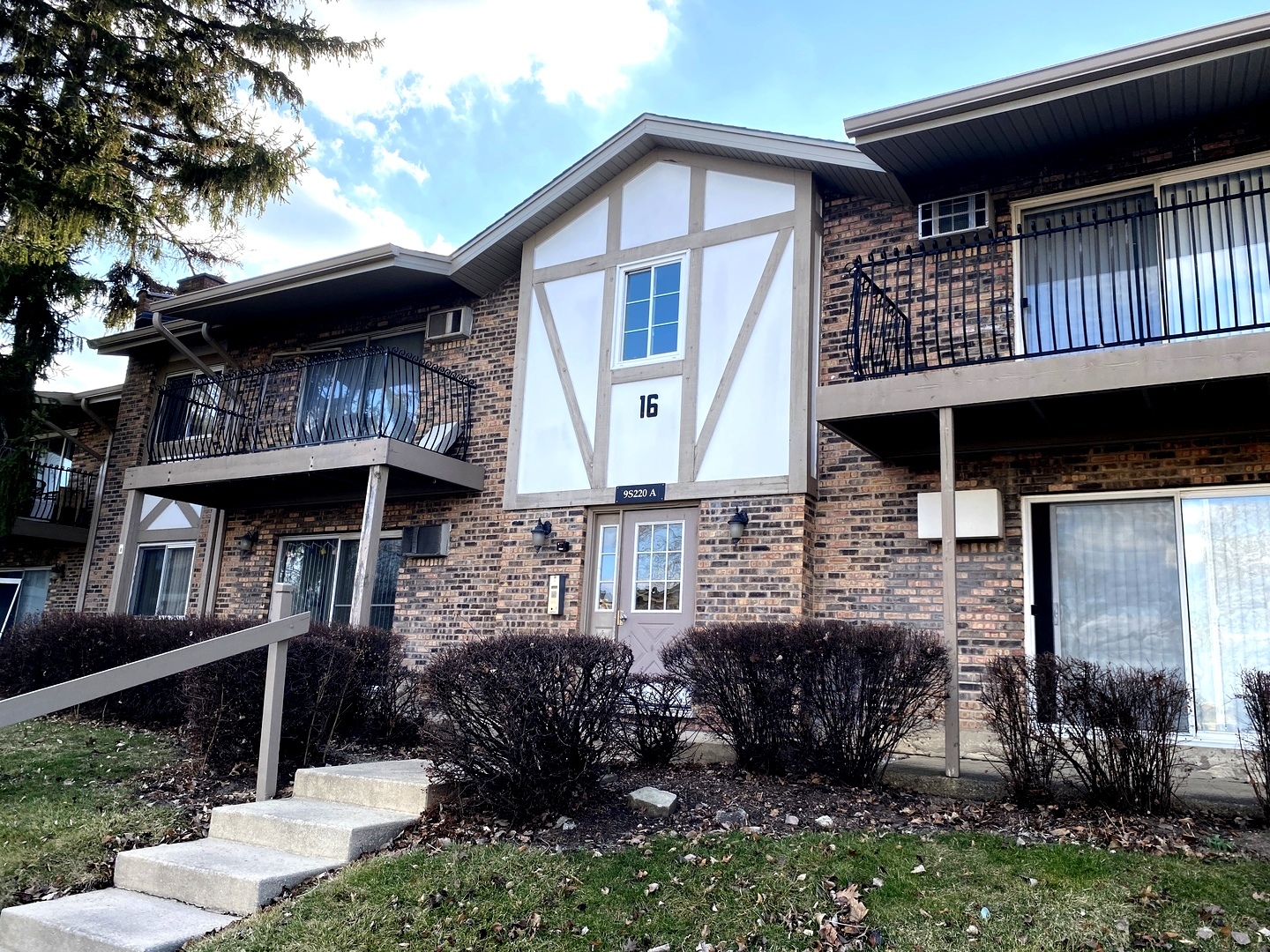 9S220 Lake Drive #16-104, Willowbrook, IL 60527