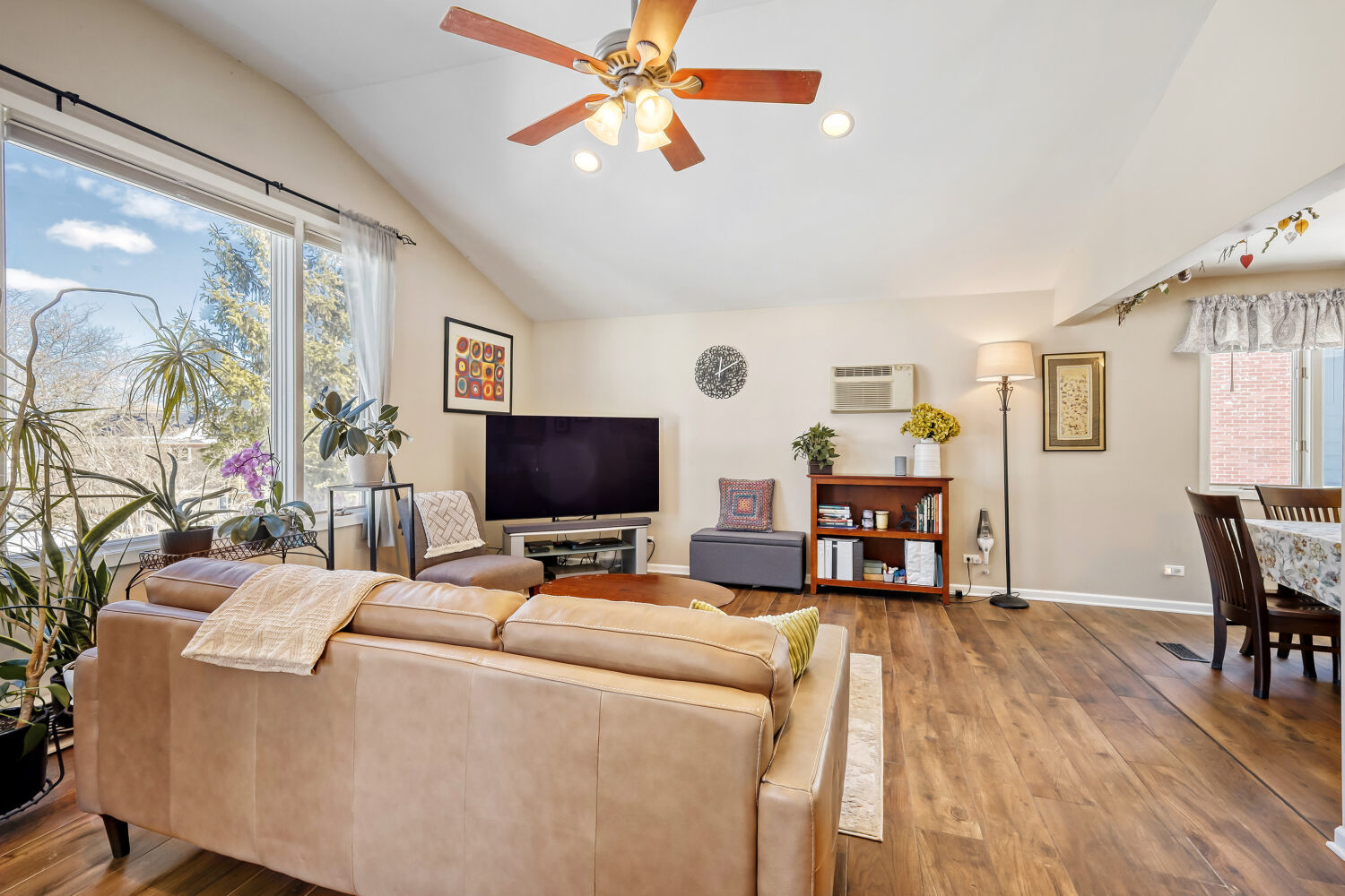 205 Cambridge Lane, Bloomingdale, IL 60108