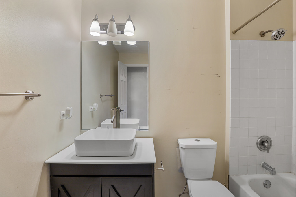 764 N Gary Avenue #110, Carol Stream, IL 60188