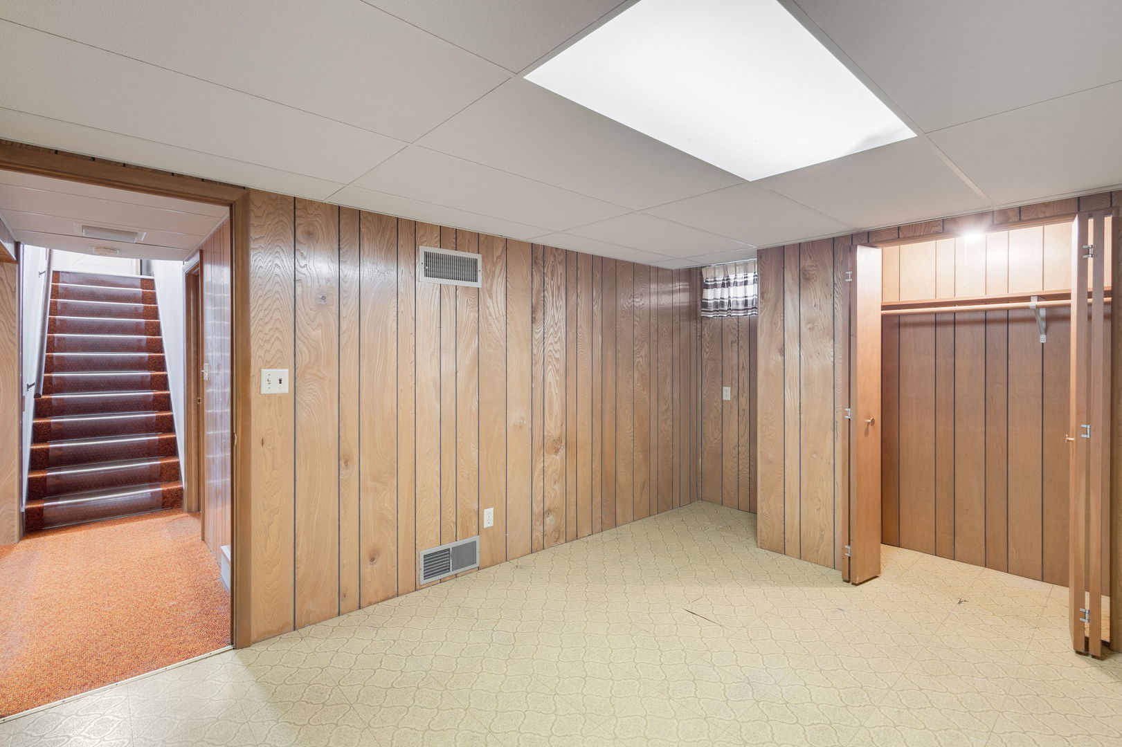 19 N East Avenue, South Elgin, IL 60177