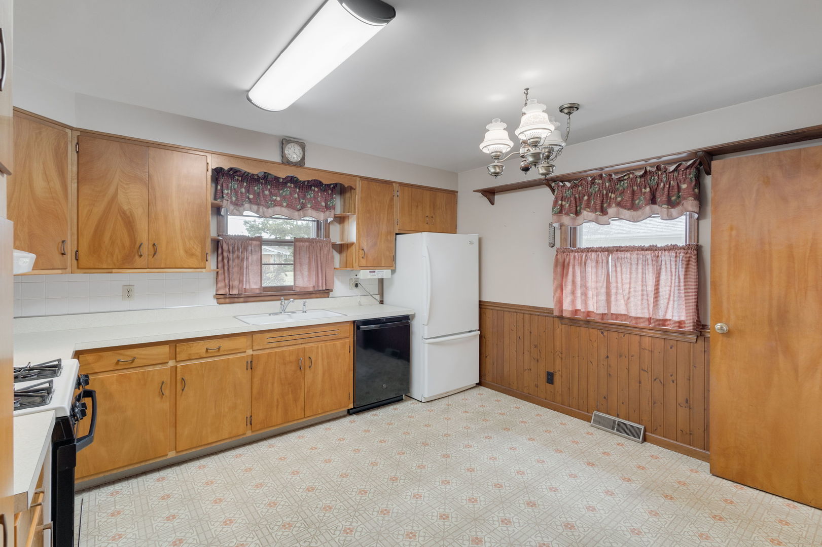 19 N East Avenue, South Elgin, IL 60177