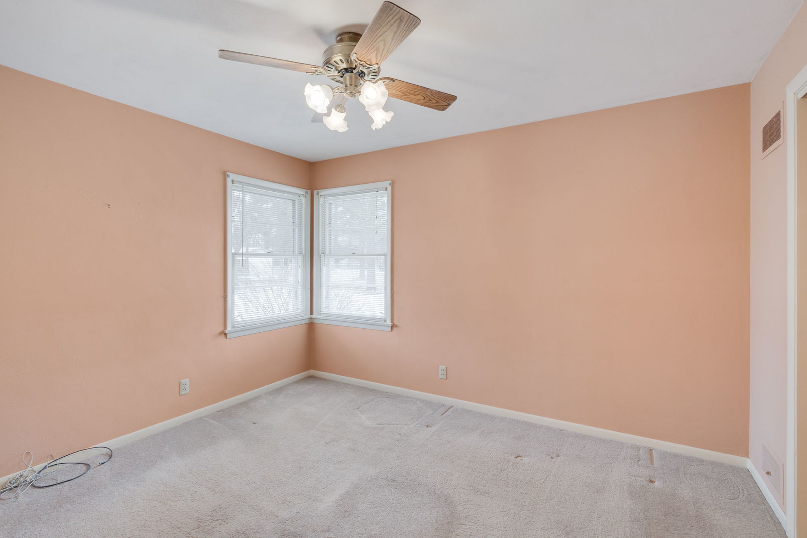 19 N East Avenue, South Elgin, IL 60177