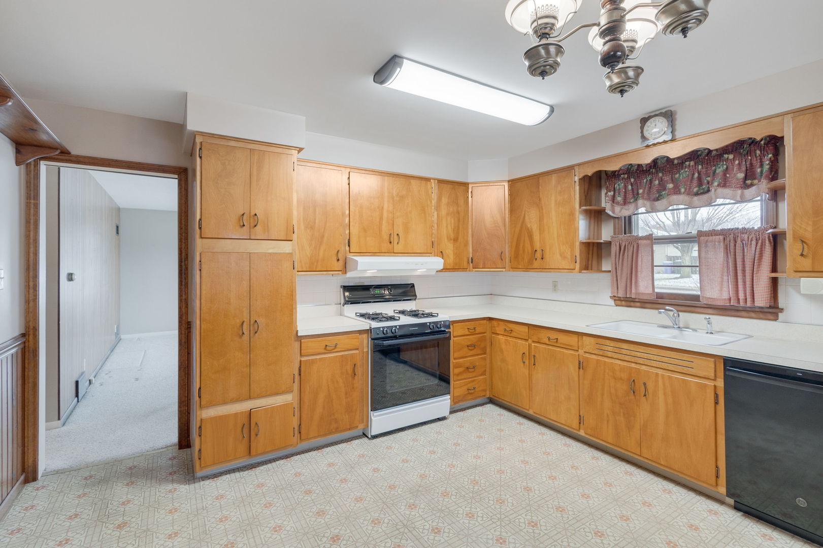 19 N East Avenue, South Elgin, IL 60177