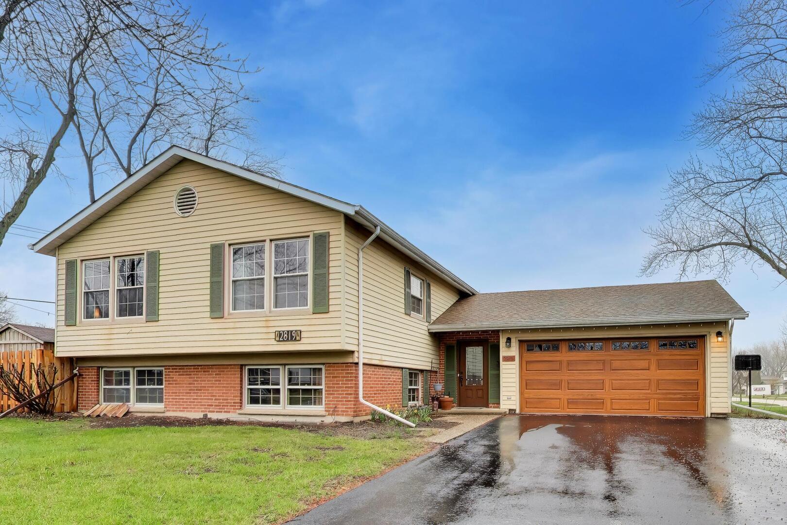 2819 N Kennicott Avenue, Arlington Heights, IL 60004