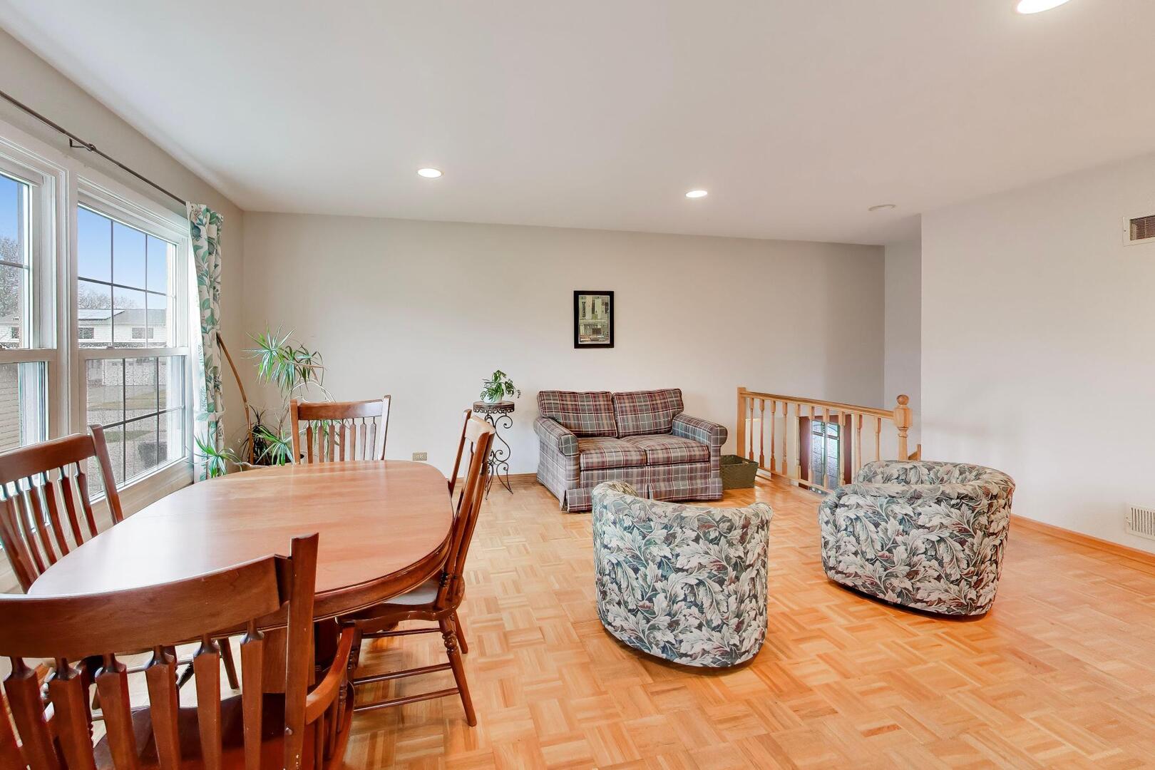 2819 N Kennicott Avenue, Arlington Heights, IL 60004