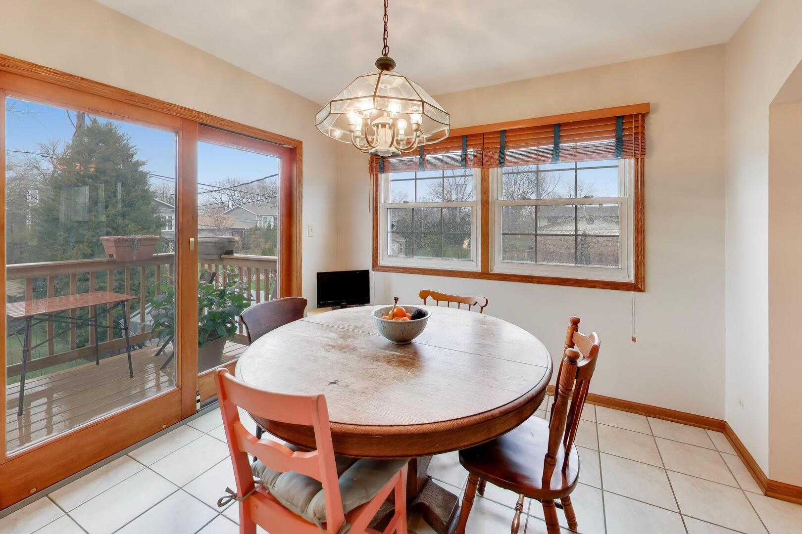 2819 N Kennicott Avenue, Arlington Heights, IL 60004