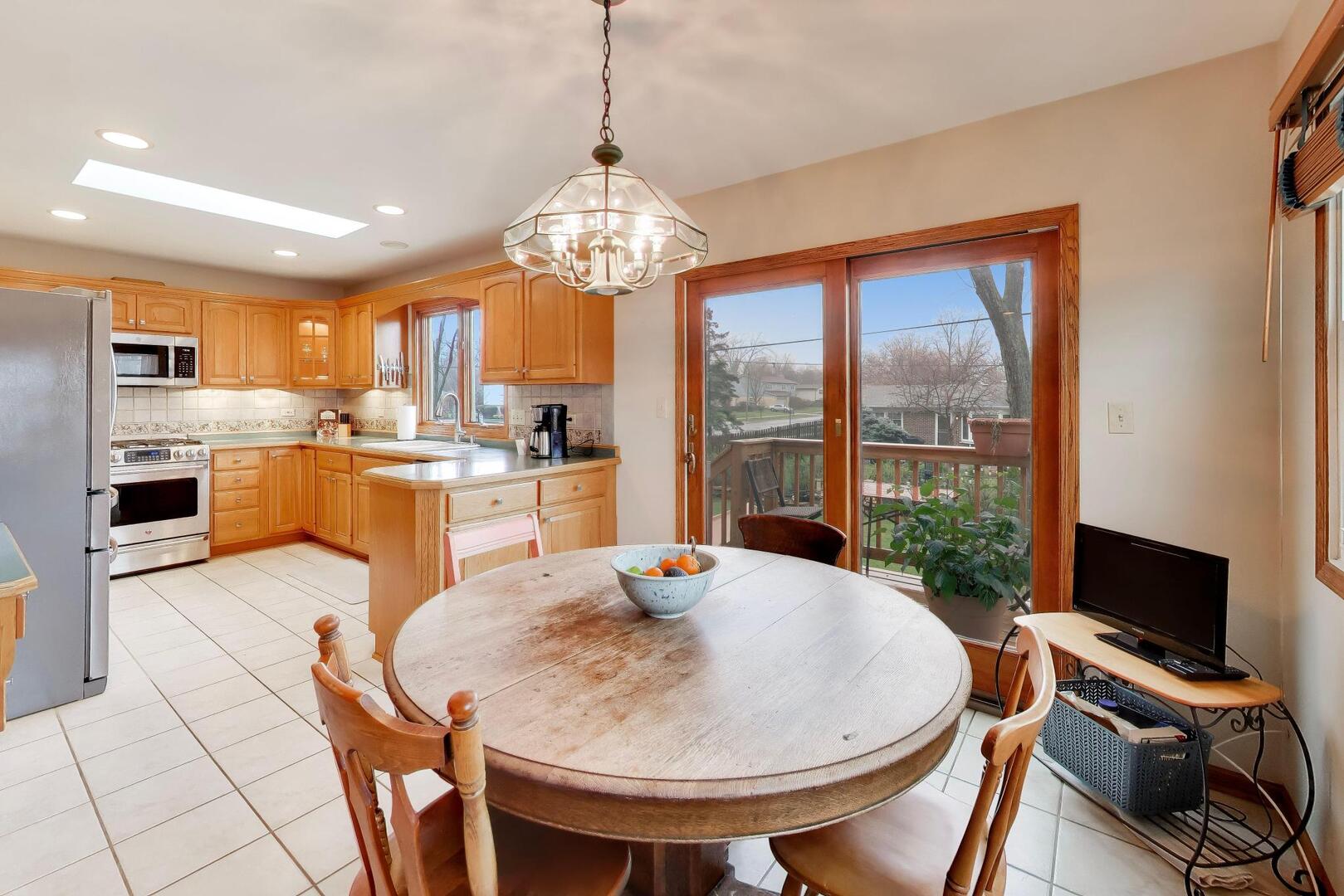 2819 N Kennicott Avenue, Arlington Heights, IL 60004