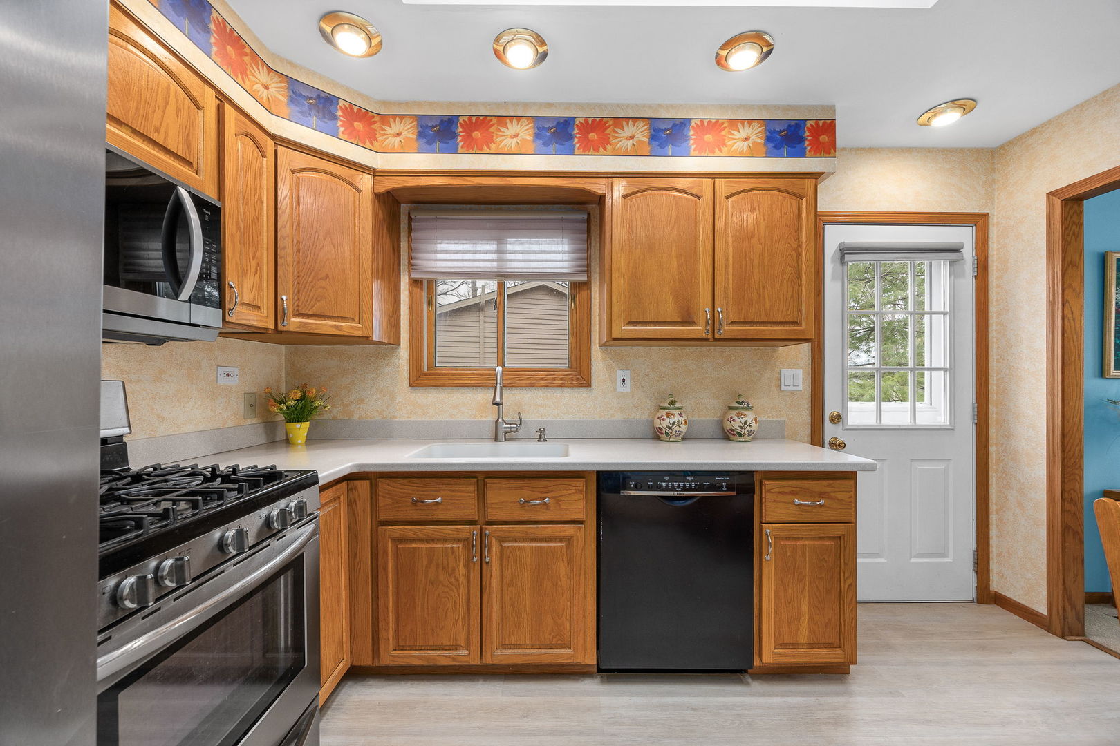 8000 Oakview Lane, Woodridge, IL 60517