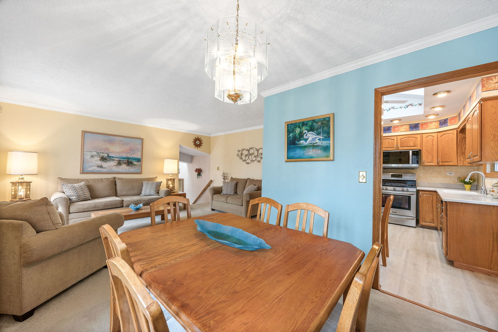 8000 Oakview Lane, Woodridge, IL 60517