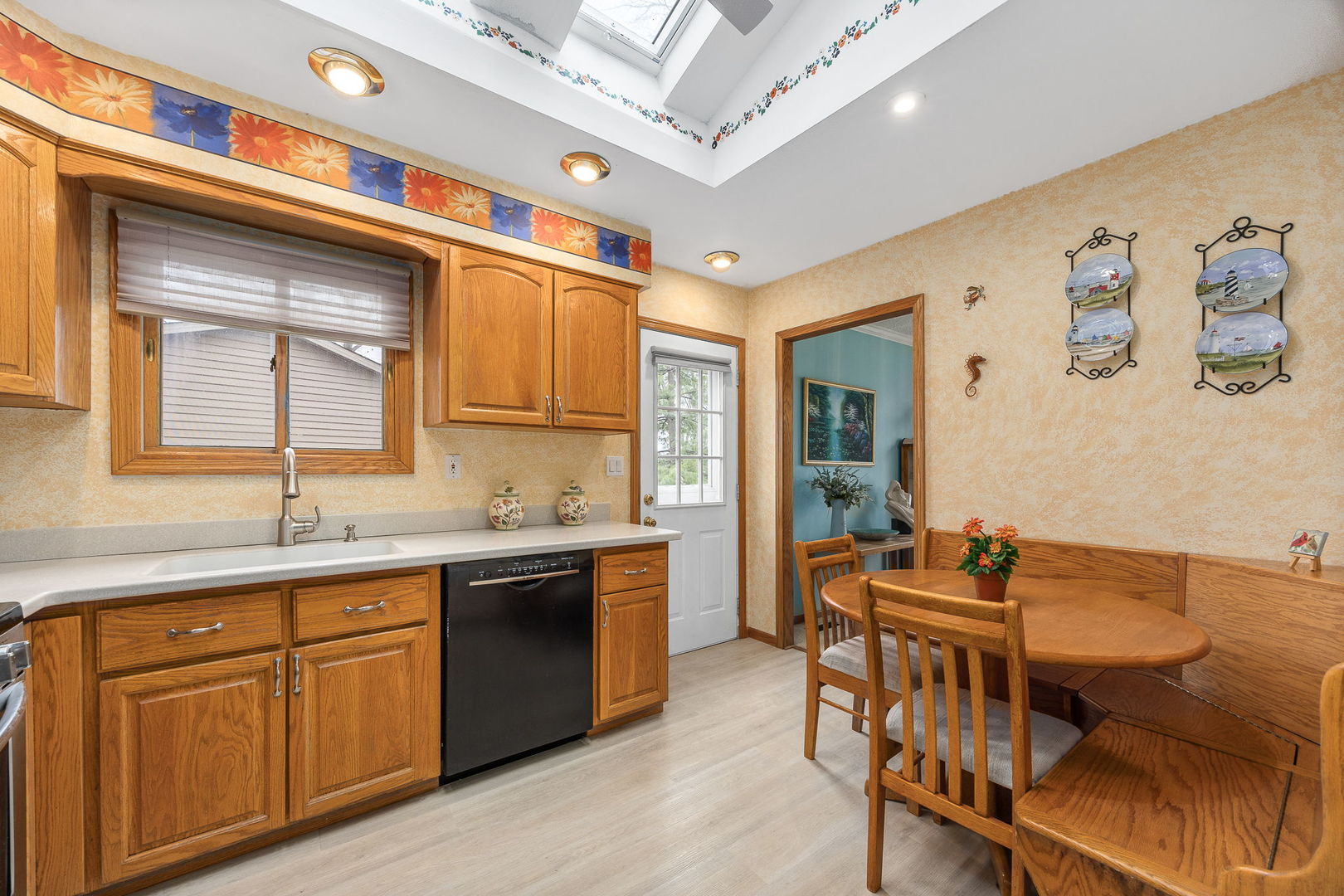 8000 Oakview Lane, Woodridge, IL 60517