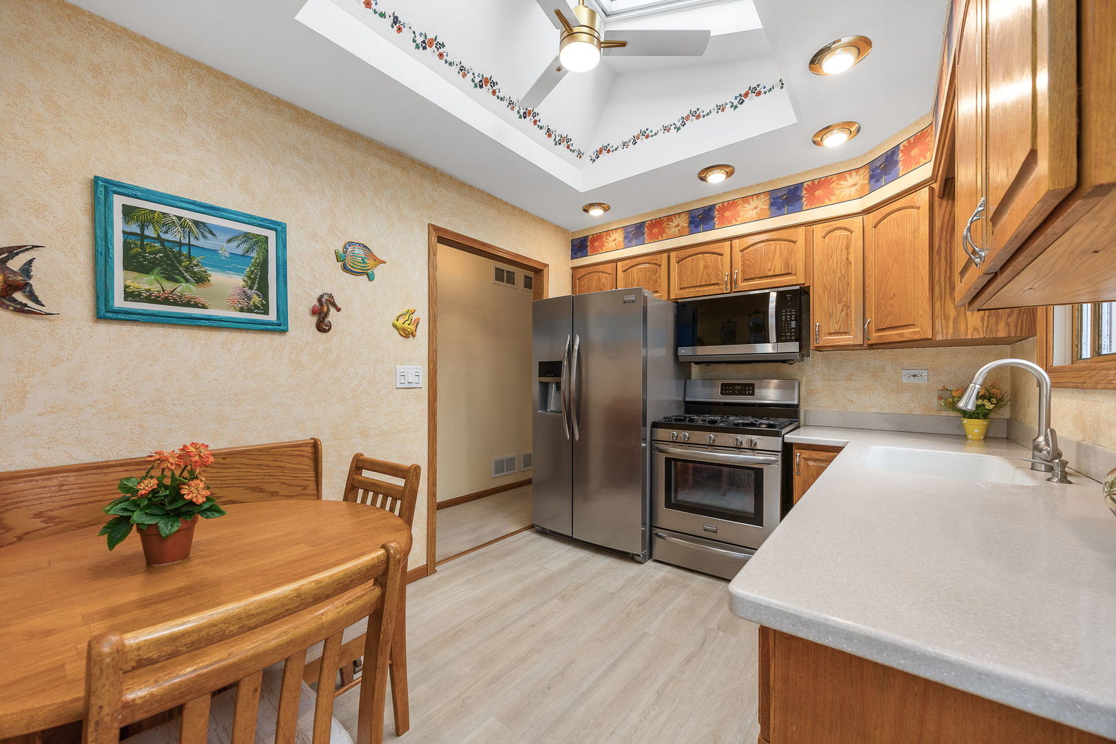 8000 Oakview Lane, Woodridge, IL 60517