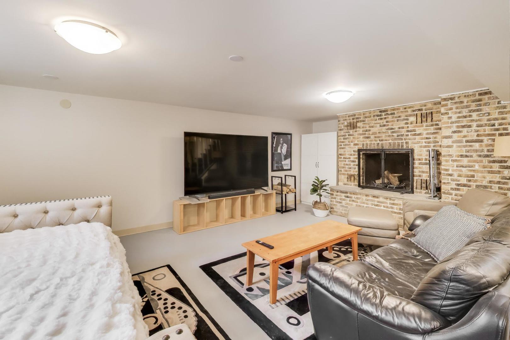 9761 Elm Terrace, Des Plaines, IL 60016