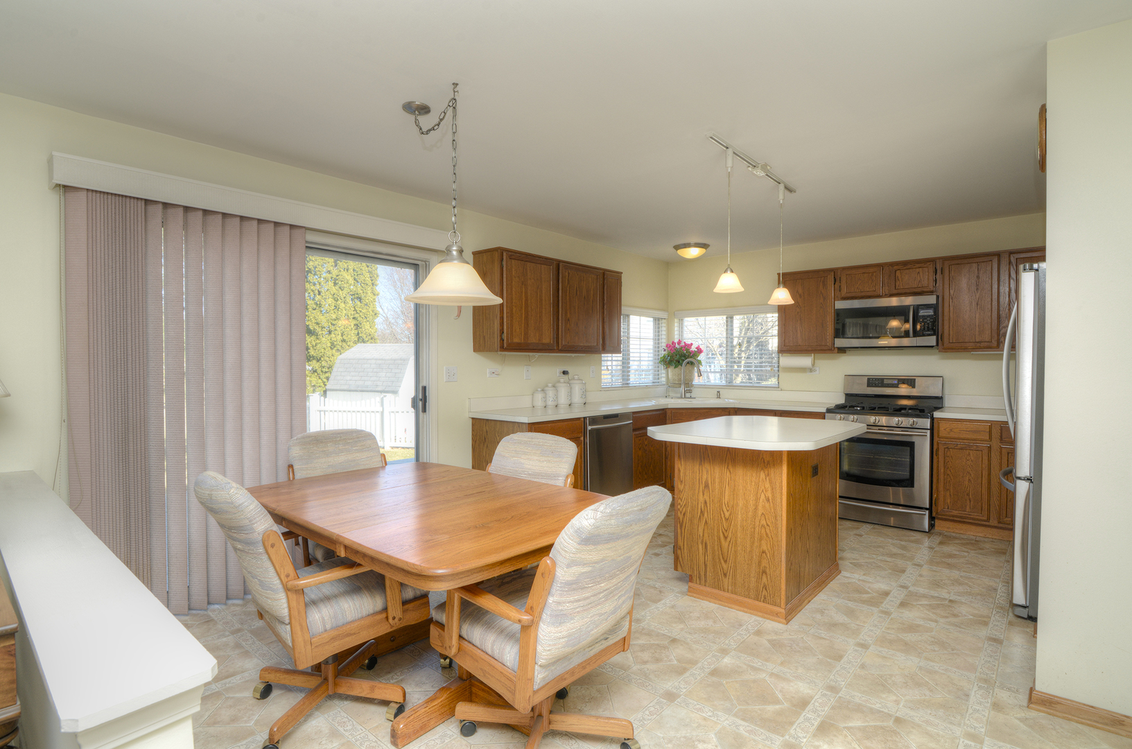 2046 Mission Hills Drive, Elgin, IL 60123