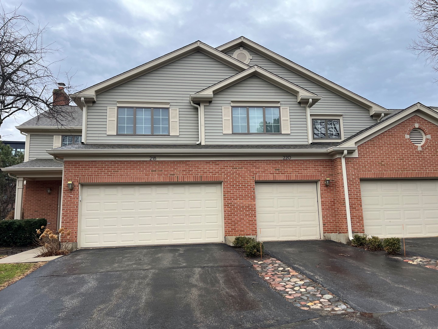 220 University Drive #220, Mount Prospect, IL 60056