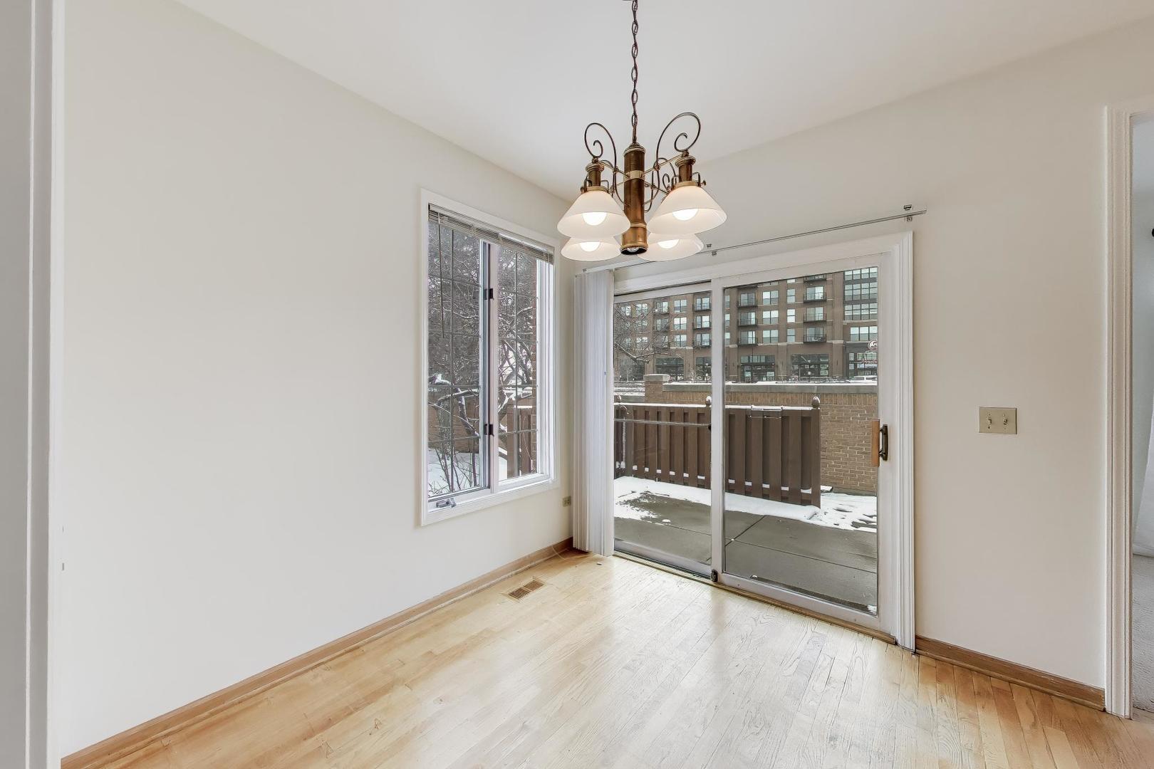 220 University Drive #220, Mount Prospect, IL 60056