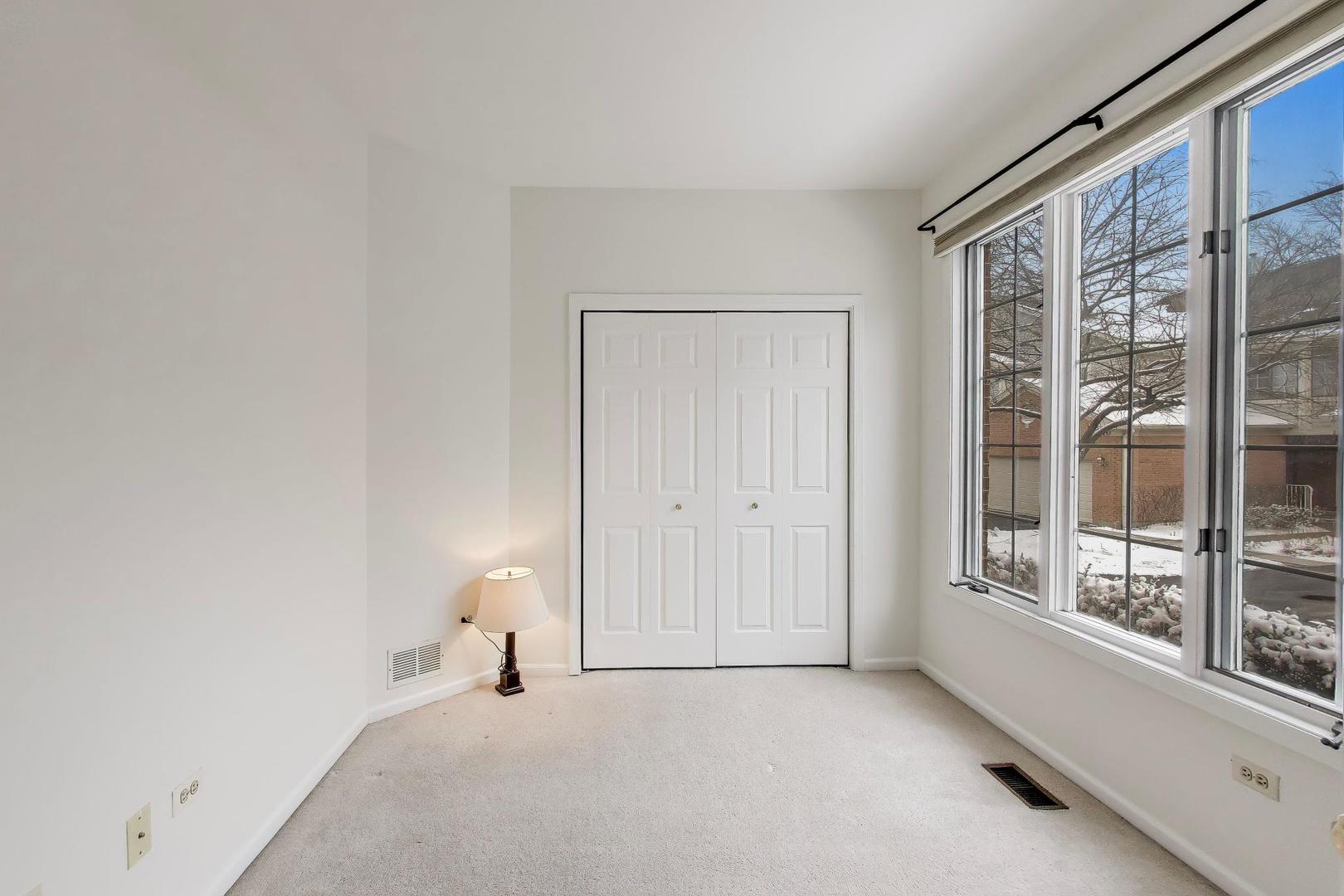 220 University Drive #220, Mount Prospect, IL 60056