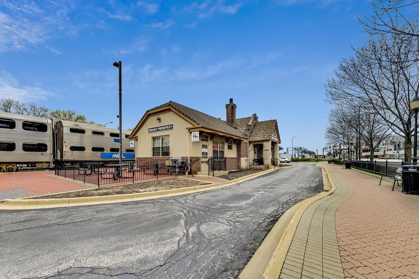 220 University Drive #220, Mount Prospect, IL 60056