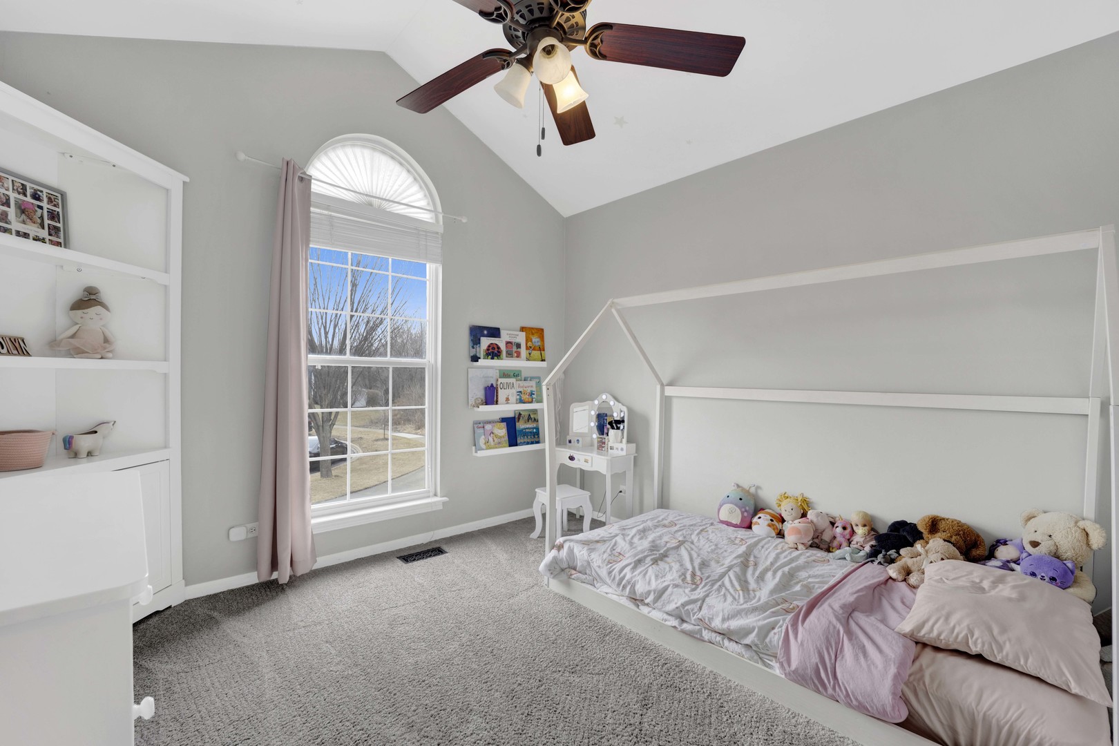 81 Parkside Court, North Aurora, IL 60542