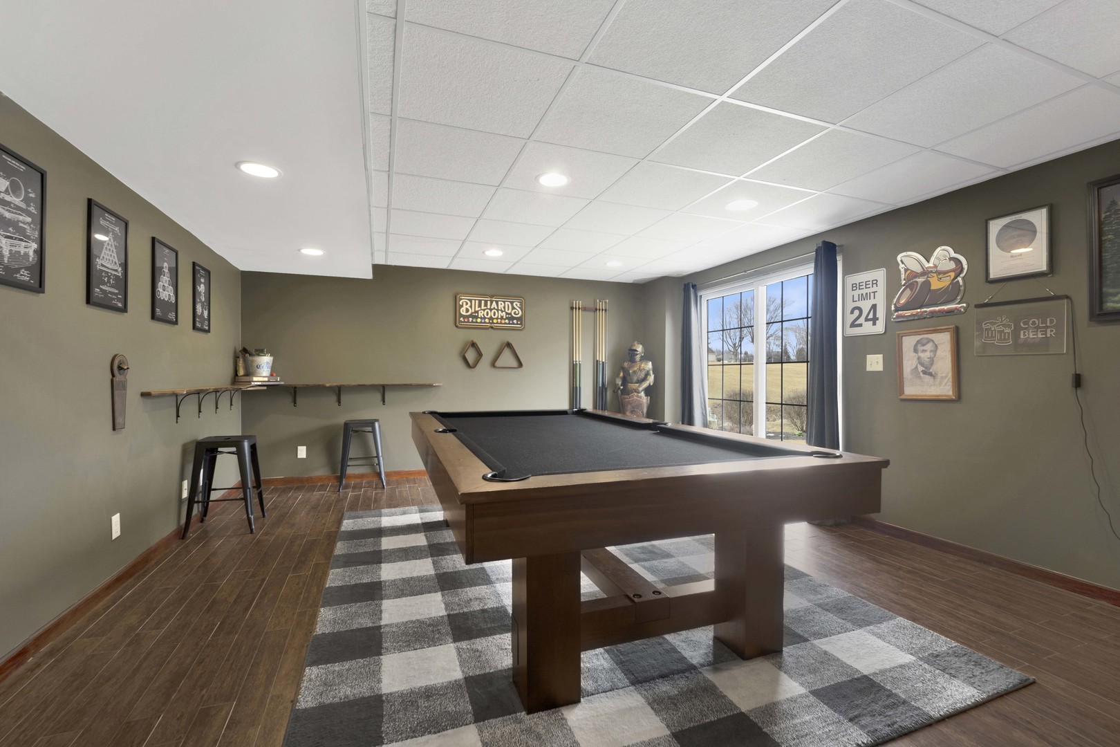 81 Parkside Court, North Aurora, IL 60542