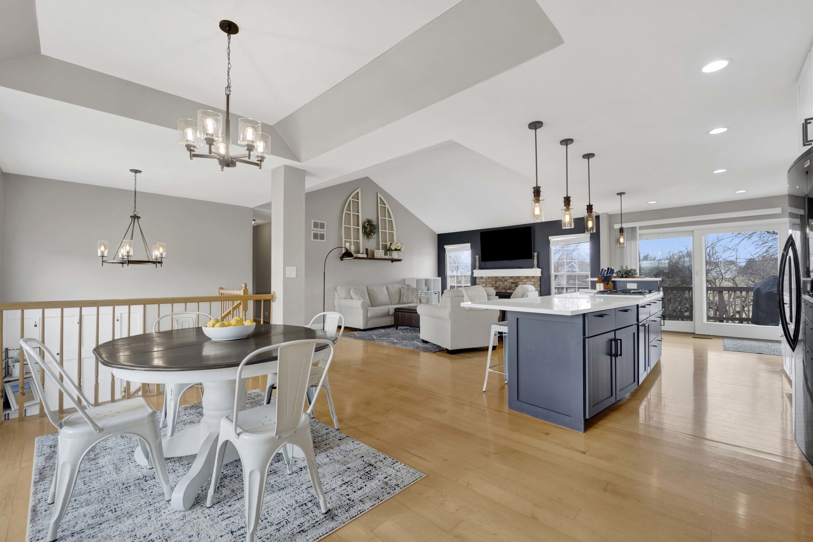 81 Parkside Court, North Aurora, IL 60542