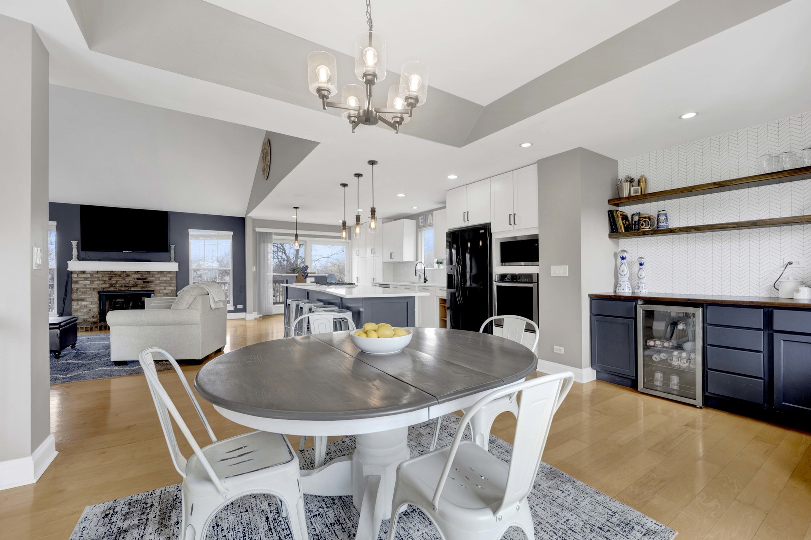 81 Parkside Court, North Aurora, IL 60542